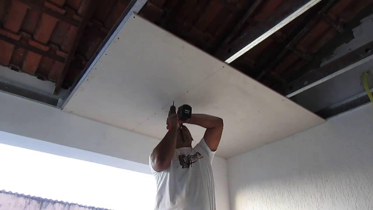 Colocando drywall no teto